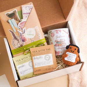 Zestaw upominkowy Book Blind Date Box Klub Miłośników Książek Spersonalizowany prezent dla Miłośników Książek Akcesoria do pudełek prezentowych Kubek upominkowy Bookish dla Moli Książkowych