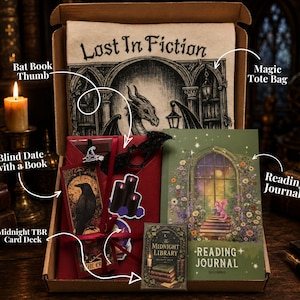 Puede incluir: Una caja de regalo que contiene una bolsa de tela Lost In Fiction con una ilustración de dragón, un sobre rojo etiquetado Blind Date with a Book, un mazo de cartas Midnight TBR, una tarjeta pequeña Midnight Library y un diario de lectura verde.