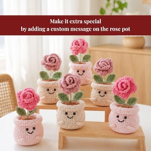 Peut inclure: Plusieurs pots de roses crochetés à la main, roses et beiges. Chaque pot a un visage souriant et contient une rose rose ou mauve avec des feuilles vertes. Le texte dit : "Make it extra special by adding a custom message on the rose pot."