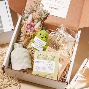 Handmade Self Care Gift Box for Mom Gift Baskets Friendship Gift for Women Sister In Law Birthday Gifts Employee Appreciation Gift Custom