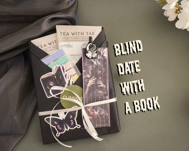 Halloween Blind Date with a Book Box Mystery Thriller Gift for Book Lover Spooky Fiction Surprise for Readers Halloween Reading Nook Gift for Her or Him

Spooky Blind Date Book Box Halloween Gift for Readers Mystery Thriller Novel Surprise Halloween Bookish Gift for Women Men Teens Cozy Reading Gift