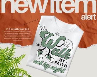 Puede incluir: Camiseta blanca con un gráfico verde de una figura caminando y el texto "We walk by faith not by sight." La camiseta también presenta el texto "2 Corintios 5:7." El fondo es de color naranja quemado con las palabras "new item alert."