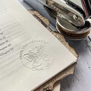 Aangepaste boekembosser, bruiloftstempel, aangepaste reliëfstempel, initialen reliëfstempel, uit de bibliotheek van boekembosser, behoort tot ex-libris