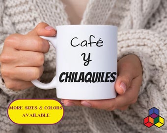 Regalo para amantes de los chilaquiles, taza negra, frase "Café y Chilaquiles". Es una combinación clásica cuando disfrutamos del desayuno