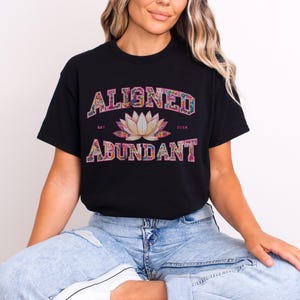 Camiseta estética Spiritual Girl - Alinhada e Abundante, Camiseta da Lei da Atração, Camiseta de Vibrações Positivas Empoderadoras, Traje de Manifestação