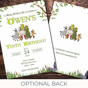 Op de afbeelding: Een groene en witte verjaardagsuitnodiging met Shrek, Fiona, Ezel en de Gestiefelde Kat. De uitnodiging is voor Owen's tiende verjaardag op zondag 24 juli om 13:00 uur. De uitnodiging bevat het adres en RSVP-informatie.