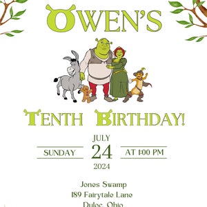 Op de afbeelding: Een groene en witte verjaardagsuitnodiging met een cartoonafbeelding van Shrek, Fiona, Donkey en de Gestiefelde Kat. De uitnodiging luidt "Calling all fairytale creatures Owen's Tenth Birthday!" met de datum en tijd van het feest.