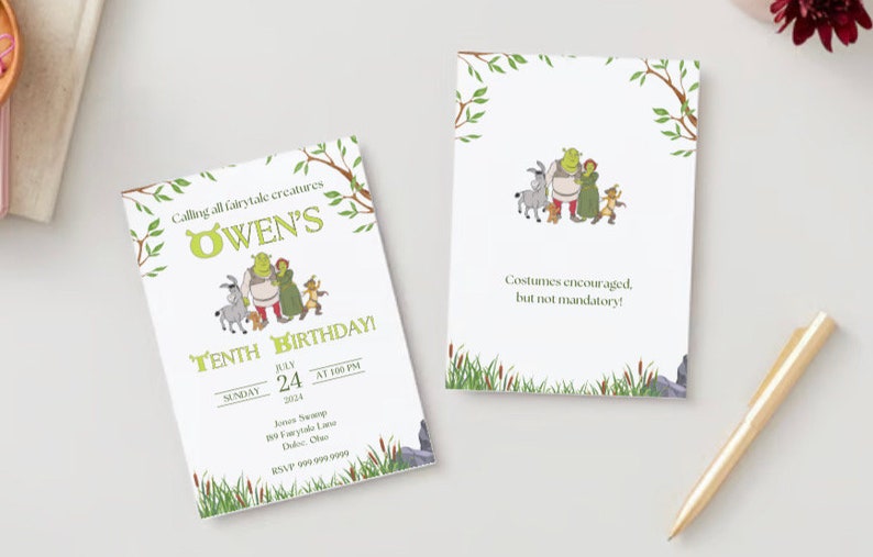 Op de afbeelding: Een groene en witte verjaardagsuitnodiging met een cartoonafbeelding van Shrek en zijn vrienden. De uitnodiging is voor Owens tiende verjaardag. De tekst op de uitnodiging luidt "Calling all fairy tale creatures Owen's Tenth Birthday! Sunday May 24 at 1:00 PM 2024".