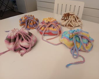 Crochet round makeup bag
