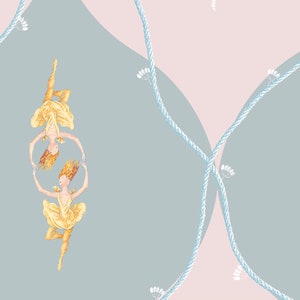 Peut inclure: Deux danseuses en robes jaunes sont suspendues en l'air, se tenant la main et souriant. Elles sont sur un fond bleu clair et rose avec un motif de corde blanche.
