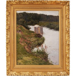 Pode incluir: Uma pintura de uma pequena cabana de madeira na margem de um rio. A cabana é pintada de branco e cinza e tem um telhado pequeno. O rio está calmo e a água é de cor azul clara. As árvores no fundo são de cor verde escura.