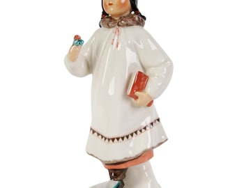 磁器の像「花と本を持つヤクート人の少女」、ЛФЗ - レニングラード磁器