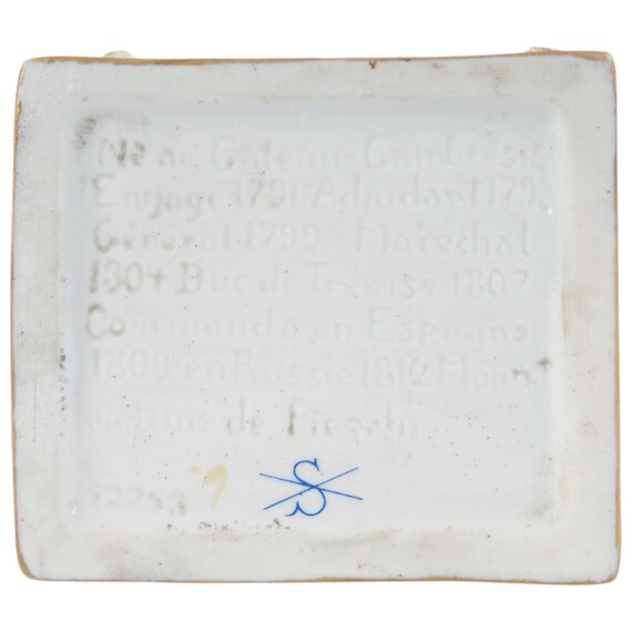 シャイベ　アルスバッハ　磁器　置物　アンティーク 磁器の像「モルティエ」、ドイツ（民主共和国）、シャイベ