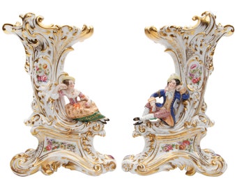 Une paire de vases en porcelaine « Corne d'abondance », France, années 1830-1840