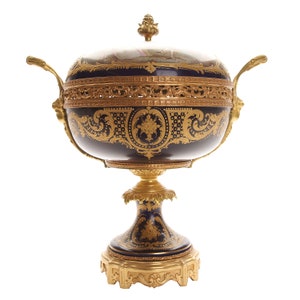 Porcelain bowl with lid from the service of the Emperor Louis Philippe, Sèvres, painter: Poitevin, France, 1840