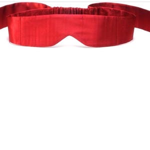 Puede incluir: Antifaz de satén rojo con lazos largos. El antifaz está hecho de tela suave y sedosa y tiene un ajuste cómodo.