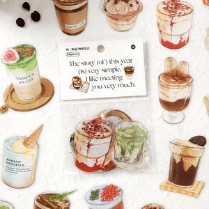 Könnte beinhalten: Ein Blatt mit 20 bunten Aufklebern mit verschiedenen illustrierten Kaffeegetränken. Die Aufkleber sind mit Text verziert, darunter "The story (of) this year (is) very simple, I like meeting you very much."