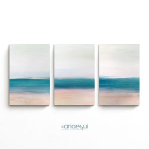 モダンな抽象的な海景プリント 3 枚セット ミニマリスト デジタル ペインティング、ソフト ブルー & ピンクのパステル カラー パレット、落ち着いたモダンな壁装飾
