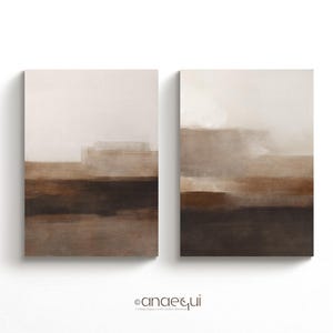 Könnte beinhalten: Zwei abstrakte Gemälde mit einer gedämpften Farbpalette. Die Gemälde zeigen einen hellbraunen Hintergrund mit dunkleren braunen horizontalen Linien und einer nebeligen, weißen oberen Schicht.