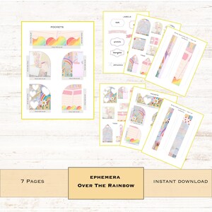 Op de afbeelding: Een verzameling printbare ephemera-vellen met een regenboog- en eenhoornthema. De vellen bevatten zakken, labels, tags en bladwijzer sjablonen. De tekst "Over The Rainbow" en "Instant Download" zijn zichtbaar. De afbeelding staat op een wit houten oppervlak.