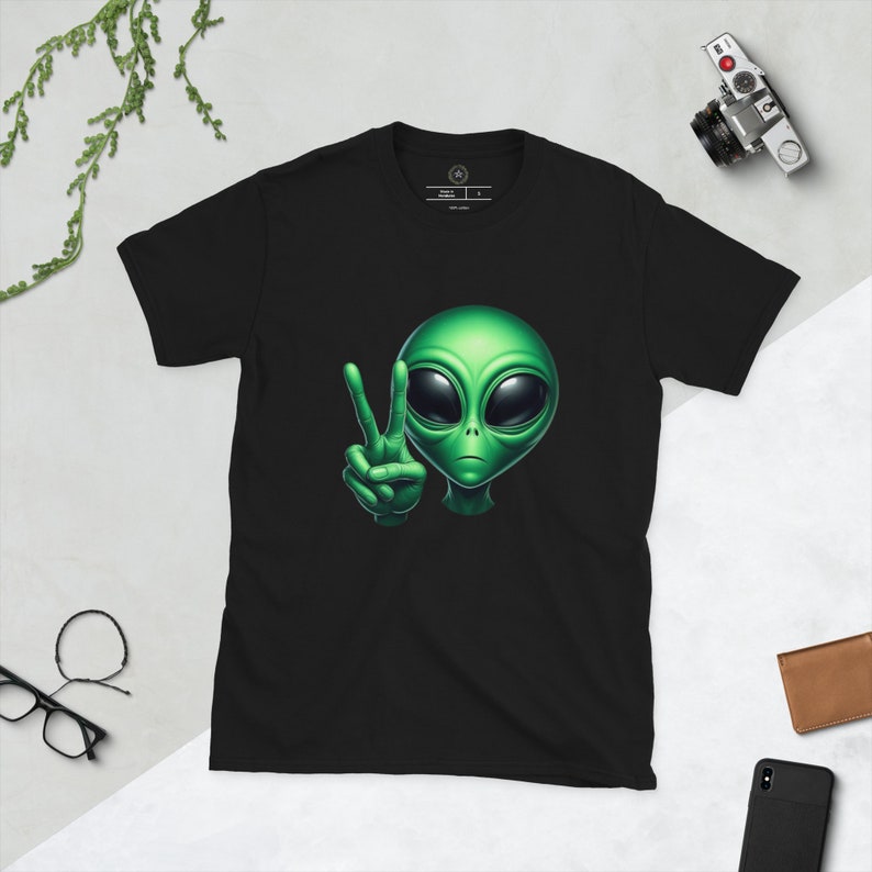 I Come in Peace, Green Alien Short-sleeve Gildan 64000 Unisex Softstyle ...