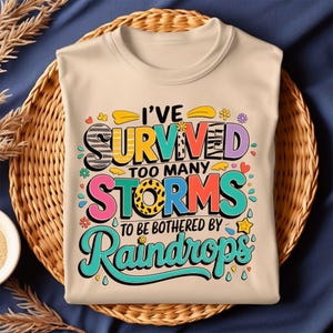 Sobrevivi a muitas tempestades para me incomodar com gotas de chuva - Design colorido motivacional com flores, corações e letras em negrito