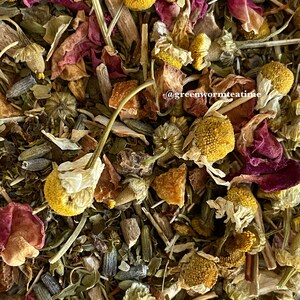 Puede incluir: Primer plano de una mezcla de hierbas y flores secas, incluyendo manzanilla, p&eacute;talos de rosa y lavanda. La mezcla es de color marr&oacute;n claro con toques de rosa y morado. El texto "@greenwormteatime" es visible en la esquina inferior derecha de la imagen.