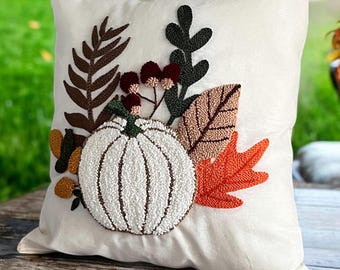 Herbst Kürbis Punchneedle Kissenbezug – Handgefertigtes gemütliches Herbstkissen mit rustikalen Motiven