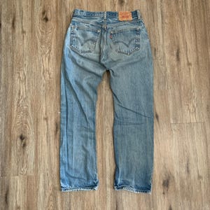 Jeans vintage Levi's 501 Buttonfly a gamba dritta, anni 2000 - taglia 32x32 immagine 4