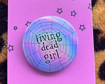 Pin de Chica Muerta Viviente: Botón con efecto pastel espeluznante / Accesorio gótico, accesorio de chica alternativa, insignia de estética de terror para chaquetas y bolsos