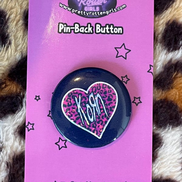 Korn Leopard Herz Shopping Center Goth glitzernde Metal Band Button | Schwarz und Pink Abzeichen | Y2K Alt Metal Zubehör