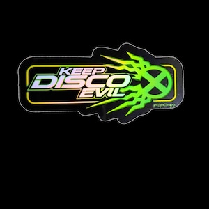 Könnte beinhalten: Eine weiße Keramik-Tasse mit schwarzem Henkel und dem Text "But First, Coffee" in fetter, schwarzer Schrift. Die Tasse ist mit einer dunklen Flüssigkeit, wahrscheinlich Kaffee, gefüllt und steht auf einer weißen Oberfläche.