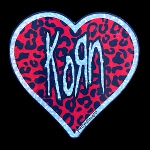 Korn Herz Sticker | Glitter Vinyl Leopard Print Aufkleber | Nu Metal Y2K Fan Art Laptop Wasserflasche Aufkleber