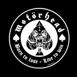 Puede incluir: Gráfico en blanco y negro con el logotipo de Motörhead. El diseño incluye un as de picas con una calavera dentro de un círculo blanco, con el nombre de la banda y la frase "Born to lose - Live to win" que lo rodea.