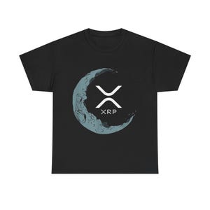 Koszulka z grafiką XRP To The Moon – z logo XRP i wzorem fragmentu księżyca
