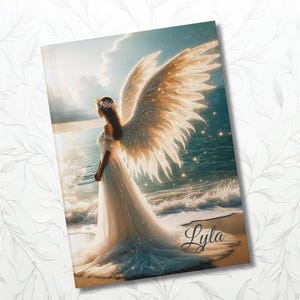 Può includere: Un diario con un'illustrazione di un angelo sulla copertina. L'angelo indossa un abito bianco e grandi ali, in piedi su una spiaggia. Il nome "Lyla" è scritto in corsivo. Lo sfondo mostra il mare e il cielo.