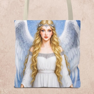 Puede incluir: Bolso tote con una ilustraci&oacute;n digital de una mujer rubia de ojos azules, vestida con un vestido blanco y una corona plateada. Grandes alas blancas est&aacute;n detr&aacute;s de ella. El fondo es azul con estrellas blancas. El bolso tiene asas beige.
