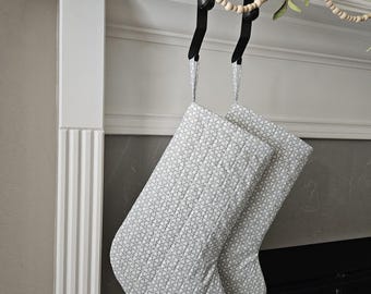 Media navideña con copos de nieve en azul neutro – Media de invierno acolchada – Decoración navideña rústica hecha a mano