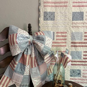 Ręcznie robiona patriotyczna kokarda patchworkowa – duża zawieszka na drzwi w kolorze czerwonym, białym i niebieskim inspirowana patchworkiem