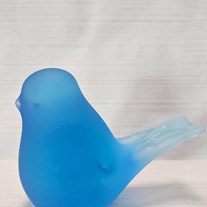 Puede incluir: Un letrero de madera rústica con el texto "Welcome to our home" en letras blancas. El letrero presenta un acabado envejecido y un diseño simple y acogedor, perfecto para la decoración de la entrada.