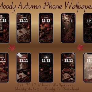 Op de afbeelding: Een set van tien digitale iPhone-achtergronden getiteld Moody Autumn iPhone Wallpapers. Elk scherm toont een donkere, seizoensgebonden scène met pompoenen, herfstbladeren, boeken en kaarsen, met de tijd 11:11 op elk display.