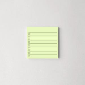 Op de afbeelding: Een vierkant, lichtgroen plaknotitieblok met horizontale lijnen en selectievakjes. Het notitieblok is gecentreerd op een witte achtergrond. De lijnen en vakjes zijn donkergrijs.