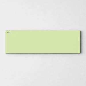 Puede incluir: Un bloc de notas rectangular verde pálido con la palabra "NOTES" impresa en la esquina superior izquierda. El bloc de notas tiene forma larga y horizontal, sobre un fondo blanco.