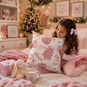 Personalisiertes Weihnachtskissen, rosa Weihnachtsdeko, Kissen mit individuellem Namen, Geschenk für Mädchen, Mädchenzimmer für Weihnachten