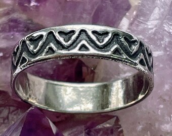 Zigzag and heart band ring size 6 1/2