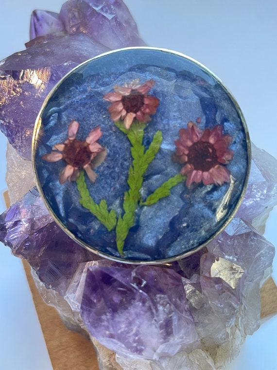 Dried flowers in resin pendant/Pin - image 1