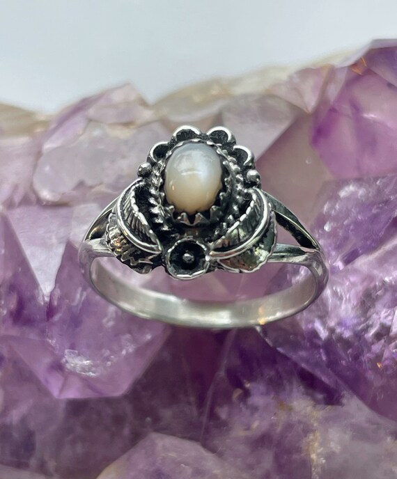 Mother of pearl and Sterling silver solitaire ring