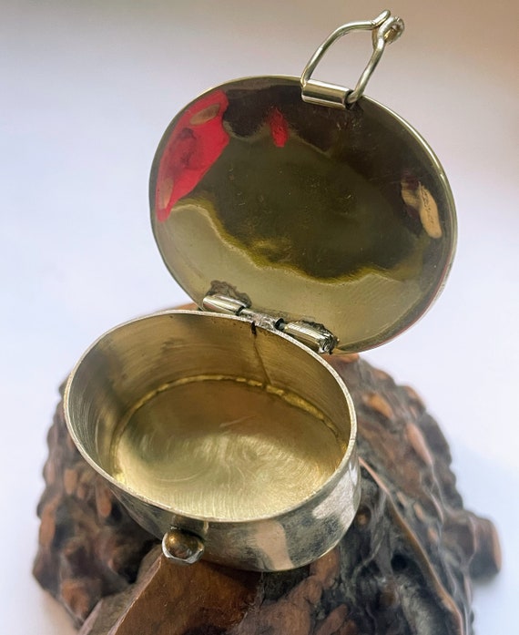 Red lacquer, and abalone inlay pillbox - image 3