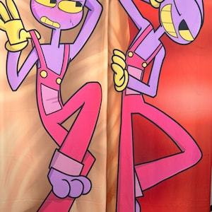 Puede incluir: Una funda de almohada corporal de tela rectangular larga con dos personajes de conejo de dibujos animados con piel morada, guantes amarillos y overoles rosas. El lado izquierdo tiene un fondo naranja claro y el derecho un degradado rojo.