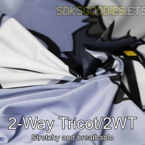 K&ouml;nnte beinhalten: Nahaufnahme eines hellblauen, wei&szlig;en und schwarzen Stoffes mit dem Text "2-Way Tricot/2WT Stretchy and breathable". Der Stoff ist weich und hat einen leichten Glanz.